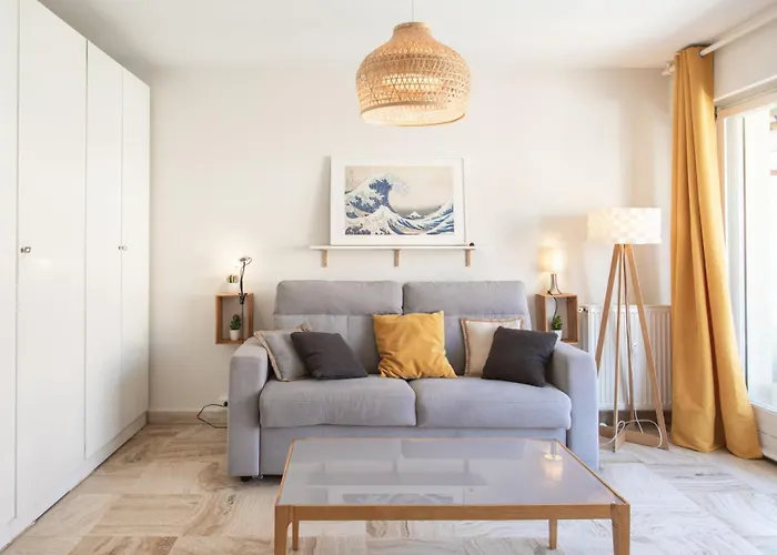 Lägenhet 5min Train Station & Sea - Ac & Balcony *