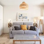 Apartment 5min Train Station & Sea - Ac & Balcony *