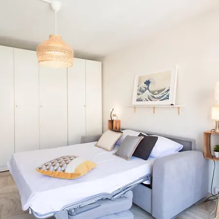 Apartment 5min Train Station & Sea - Ac & Balcony *